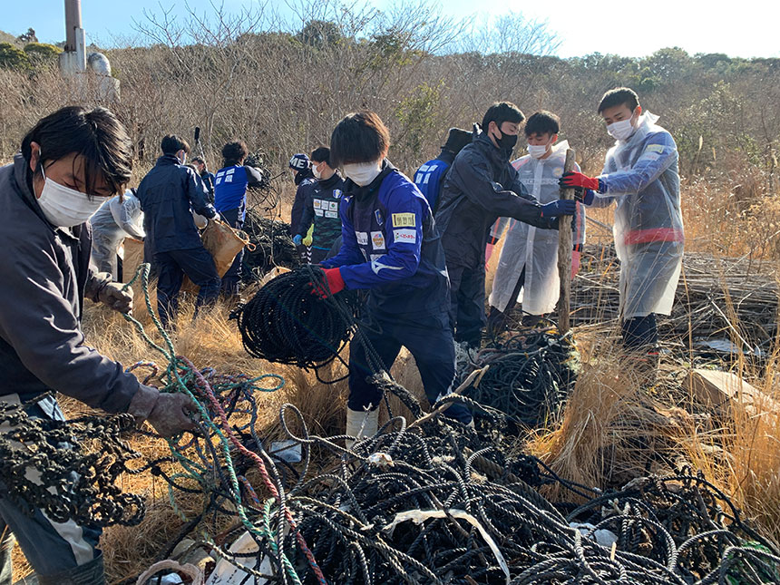 トンガ沖地震による津波被害を受けた鳥羽市浦村町の牡蠣養殖の復旧活動